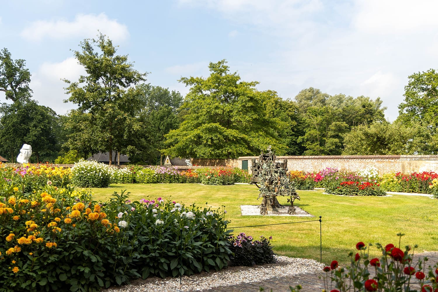 Deze Komootroute over Landgoed Keukenhof is een wandelroute van 4,5 kilometer langs het kasteel, door tuinen en het bos.